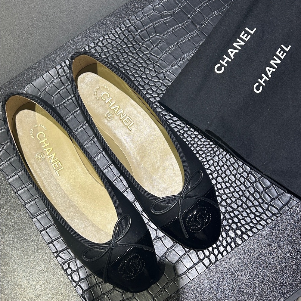CHANEL Black Leather Cap-Toe Ballet Flats with CC Logo - Picture 12 of 12